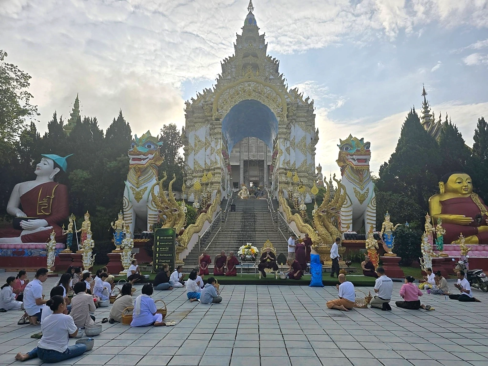 ซุ้มประตูม่อนแสงแก้วและพิธีบุญปฏิบัติธรรม วัดแสงแก้วโพธิญาณ