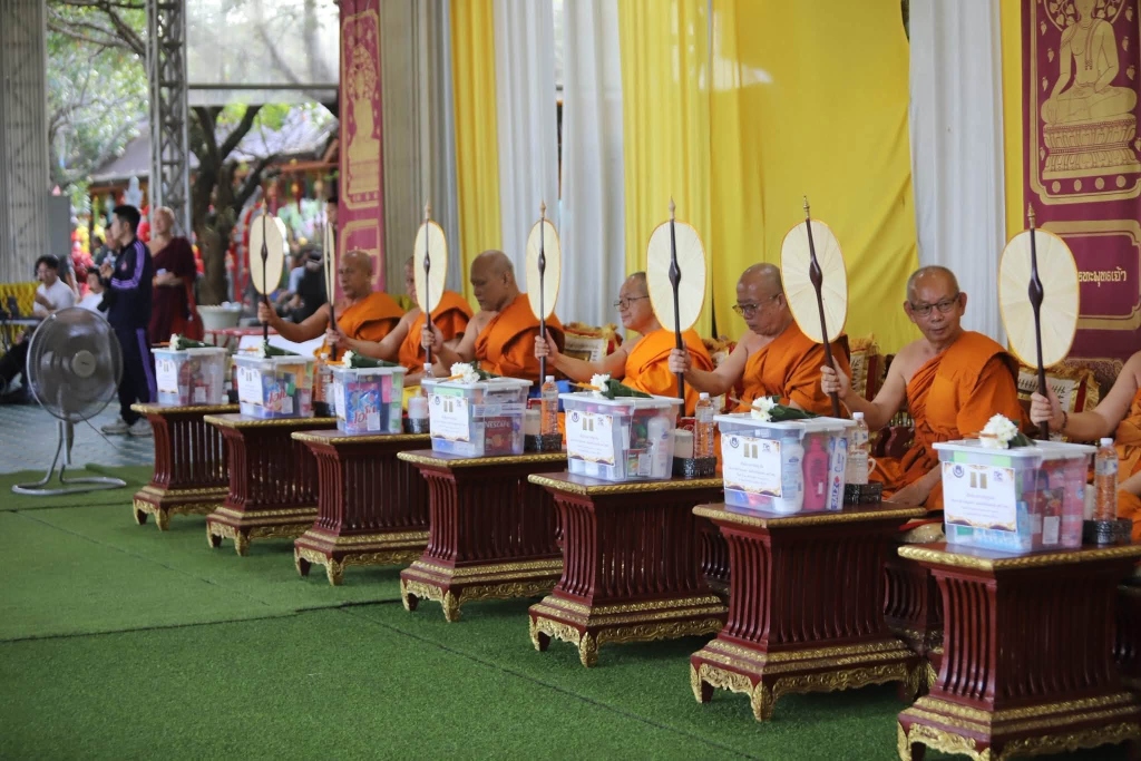 พระสงฆ์ทรงสมณศักดิ์สวดเจริญพระพุทธมนต์และอนุโมทนาในพิธีพลีมวลสาร