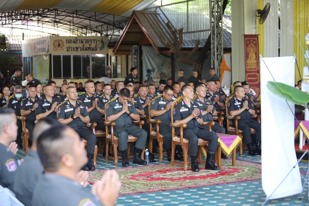 ข้าราชการตำรวจตระเวนชายแดนและคณะศรัทธาตั้งจิตพนมมือร่วมพิธีด้วยความเคารพ