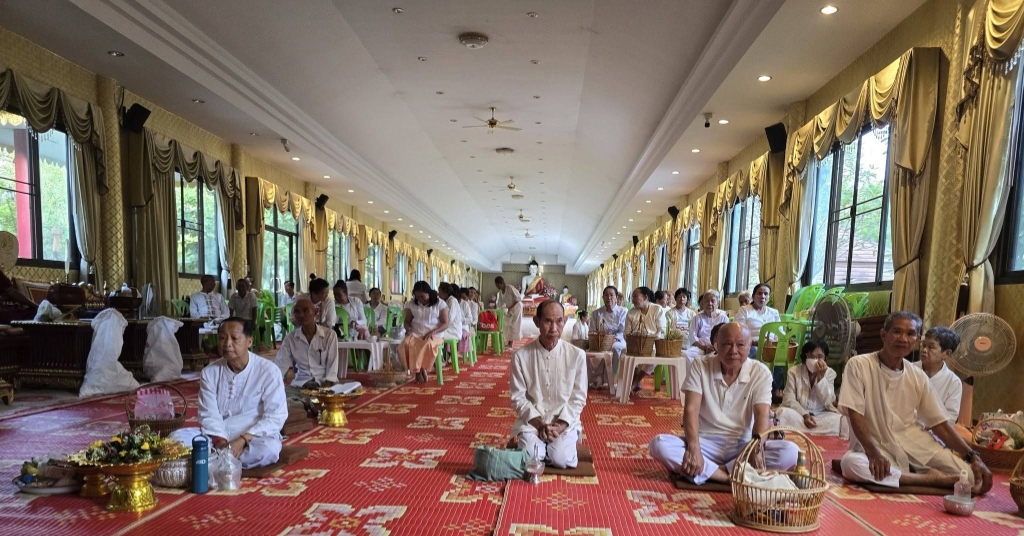 คณะศรัทธาสาธุชนในชุดขาวร่วมสวดมนต์ฟังธรรมอย่างพร้อมเพรียง