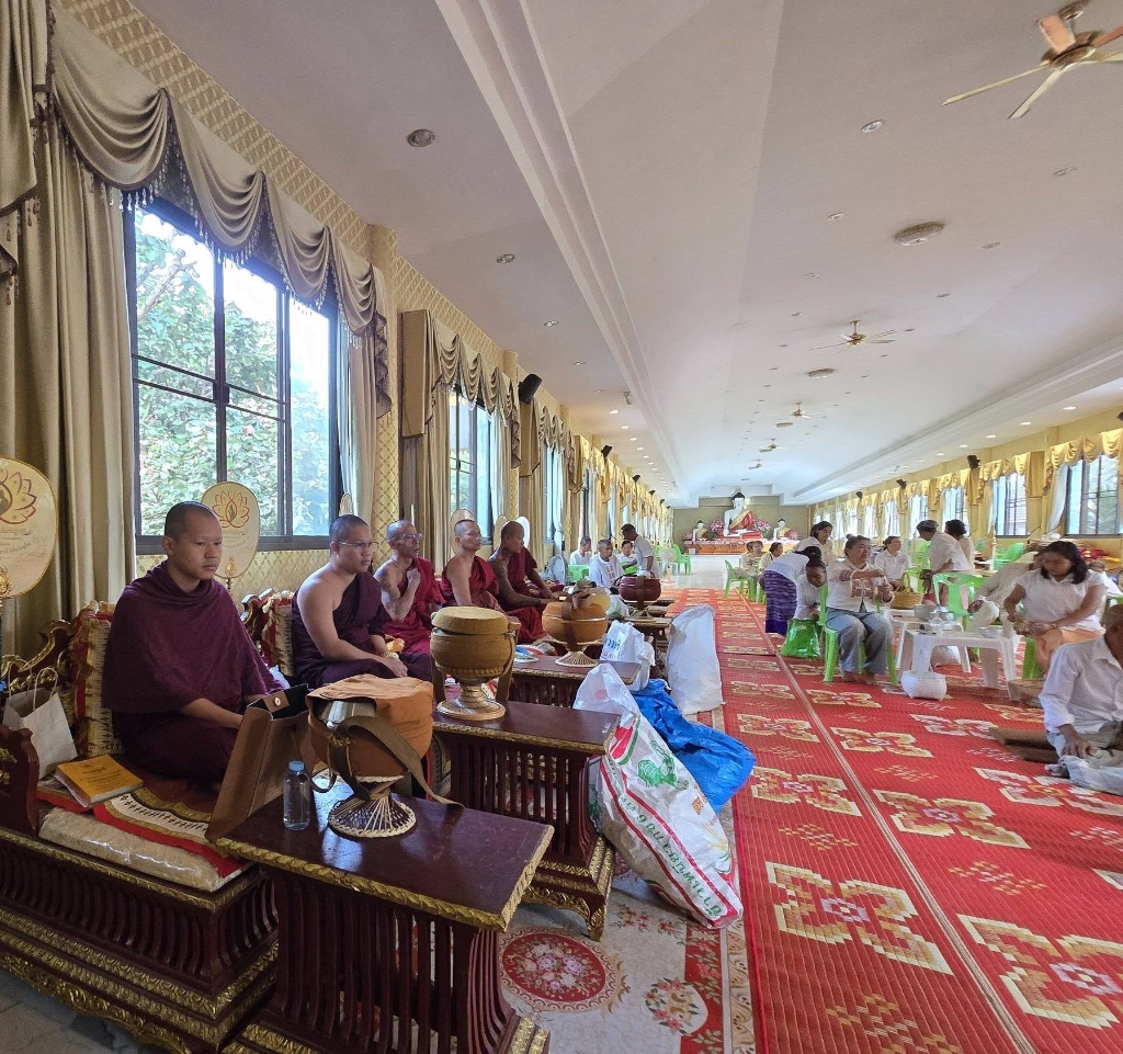 พระภิกษุสามเณรและพุทธศาสนิกชนร่วมประพฤติวัดปฏิบัติธรรม