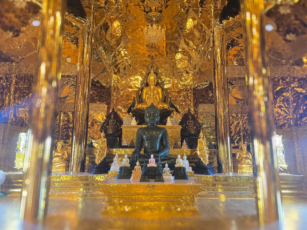 พระแก้วเก้าและบุษบกพุทธบัลลังก์ หอพระแก้วเก้า