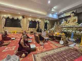 บรรยากาศความสงบร่มเย็นภายในพระวิหารในค่ำคืนวันออกพรรษา
