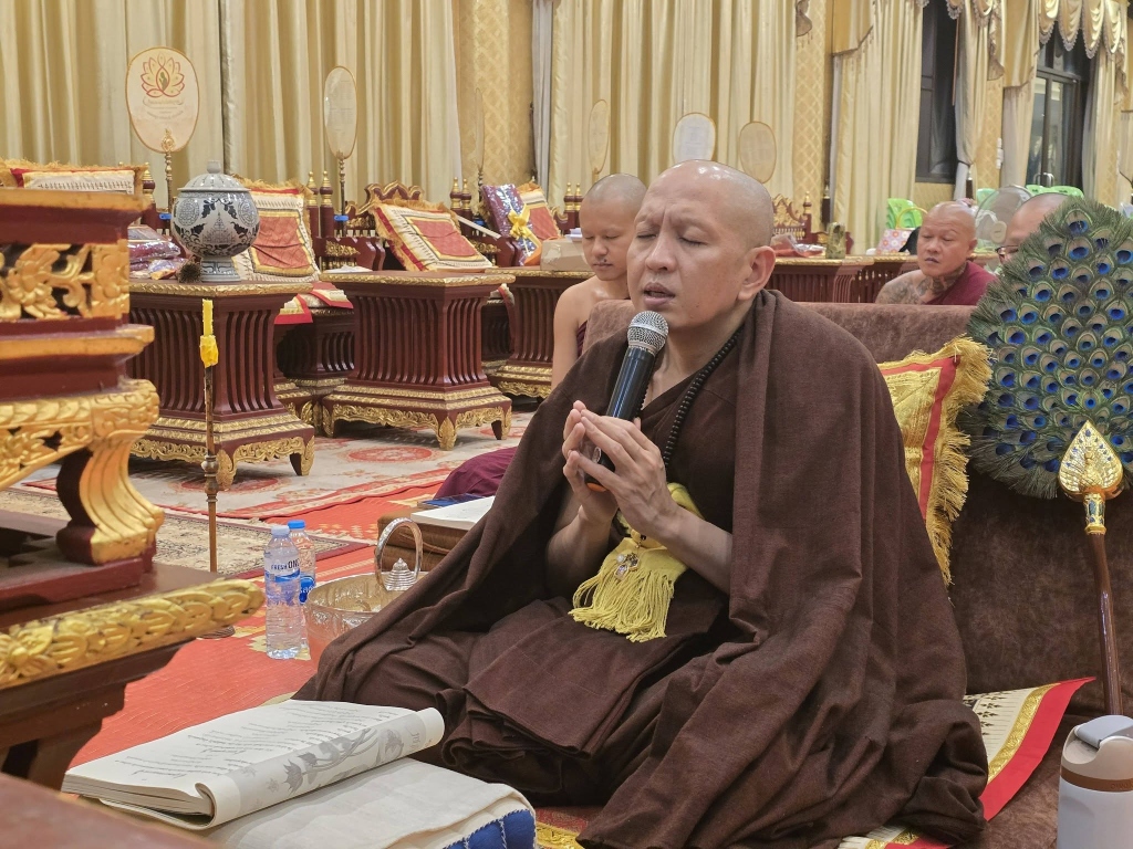 ทำวัตรเย็นและเจริญจิตตภาวนา วันออกพรรษา ณ วัดแสงแก้วโพธิญาณ