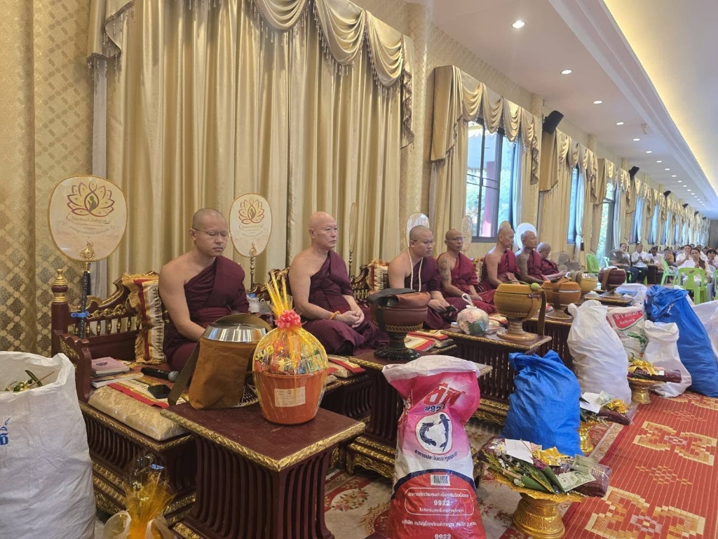 คณะสงฆ์เจริญพระพุทธมนต์สมโภชกองข้าวสารและสังฆทานเพื่อเตรียมมอบสาธารณกุศล