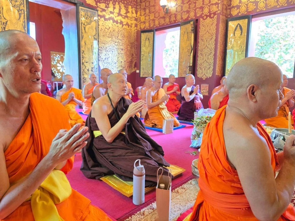พระครูบาอริยชาติ อริยจิตฺโต และพระภิกษุสงฆ์พนมมือร่วมพิธีปวารณากรรมด้วยความสำรวม