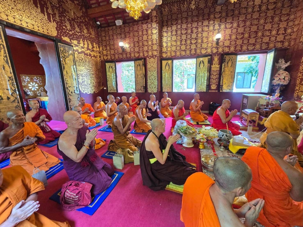 ซุ้มประตูโขงและลวดลายปูนปั้นพุทธศิลป์พระอุโบสถ