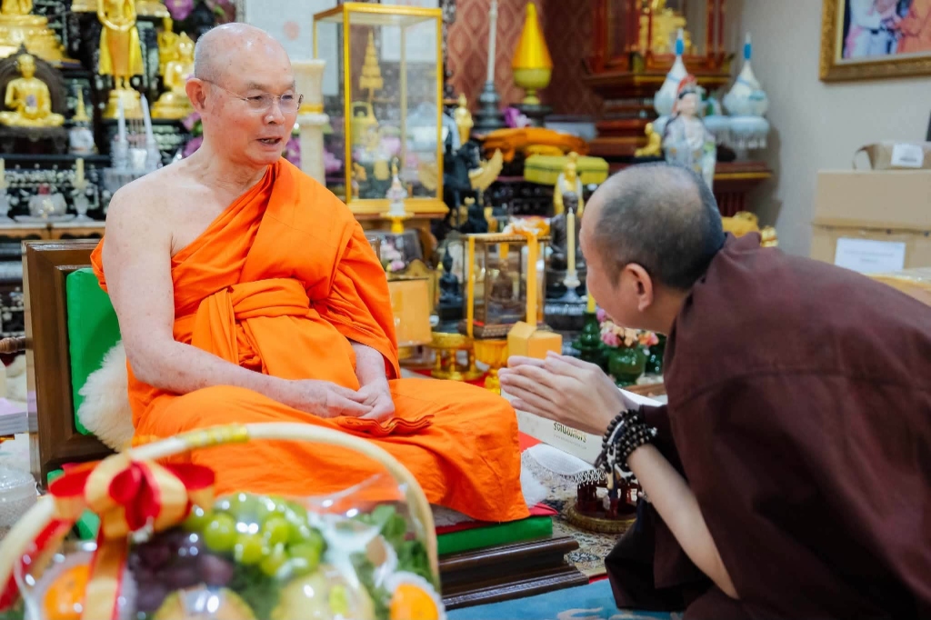 พระครูบาอริยชาติ น้อมรับฟังโอวาทธรรมและพรชัยมงคลจากพระมหาเถระ