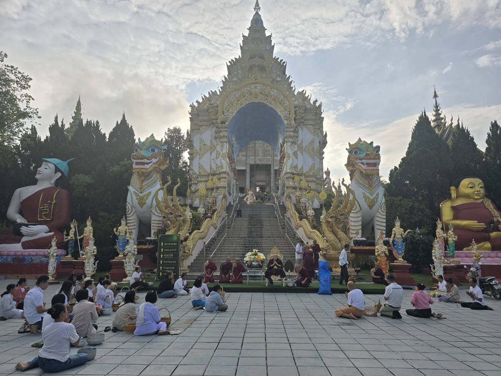 พิธีทำบุญตักบาตรเทโวโรหณะ ร่วมสืบสานประเพณีอันงดงามของชาวพุทธ ณ วัดแสงแก้วโพธิญาณ