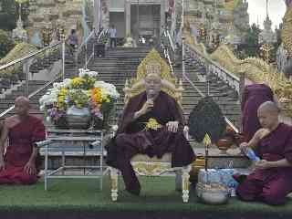 พระครูบาอริยชาติ อริยจิตฺโต บนแท่นมงคลเบื้องหน้าบันไดนาคราช ประทานพรแก่สาธุชน