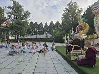 บรรยากาศเปี่ยมด้วยศรัทธาและความสงบงามของสาธุชนในยามเช้า